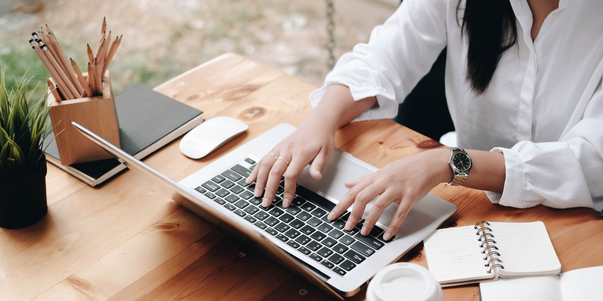 Travail de communication sur ordinateur